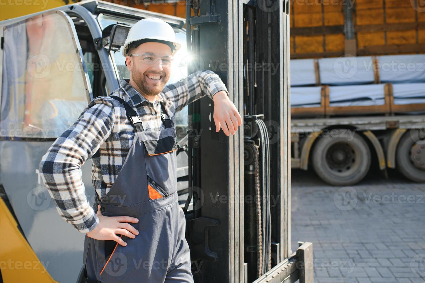 man arbetstagare på gaffeltruck förare Lycklig arbetssätt i industri fabrik logistisk fartyg foto