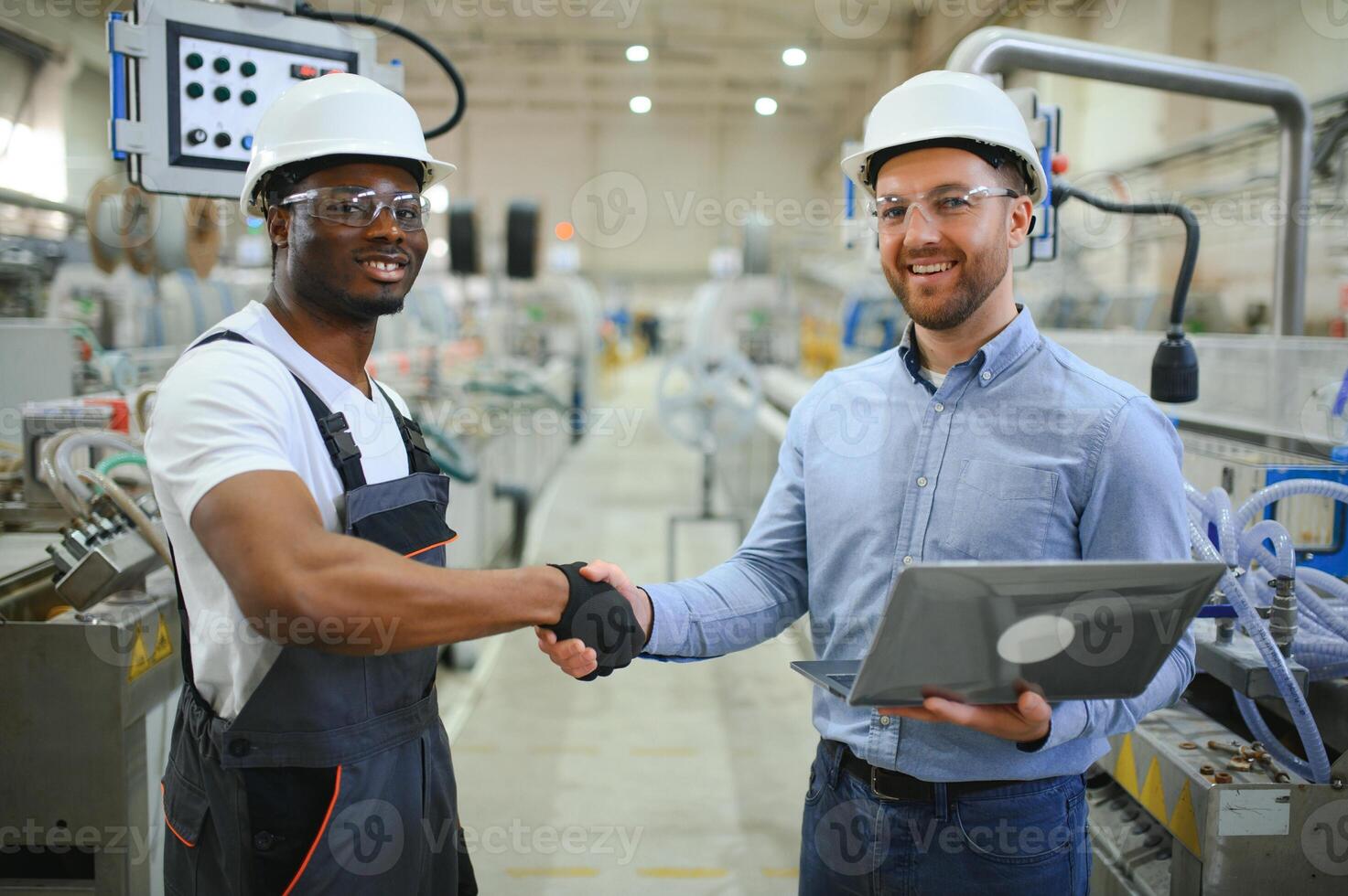 två arbetare på de fabrik. ingenjör och arbetstagare foto