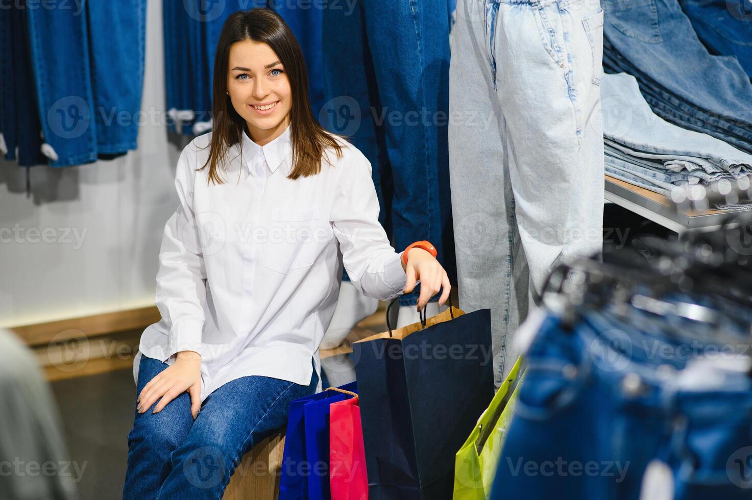 skön kvinna ser jeans i de boutique foto