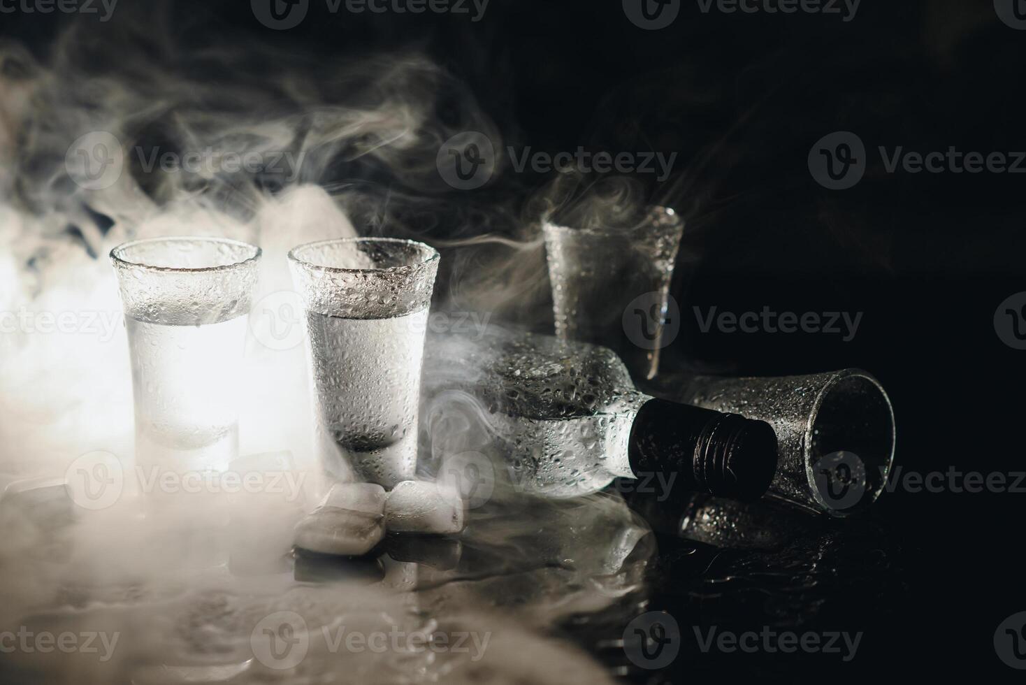 vodka. skott, glasögon med vodka med is .mörk bakgrund. kopia Plats .selektiv fokus. foto