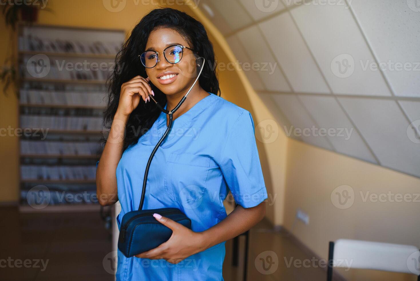 attraktiv kvinna afrikansk amerikan medicinsk professionell i kontor foto