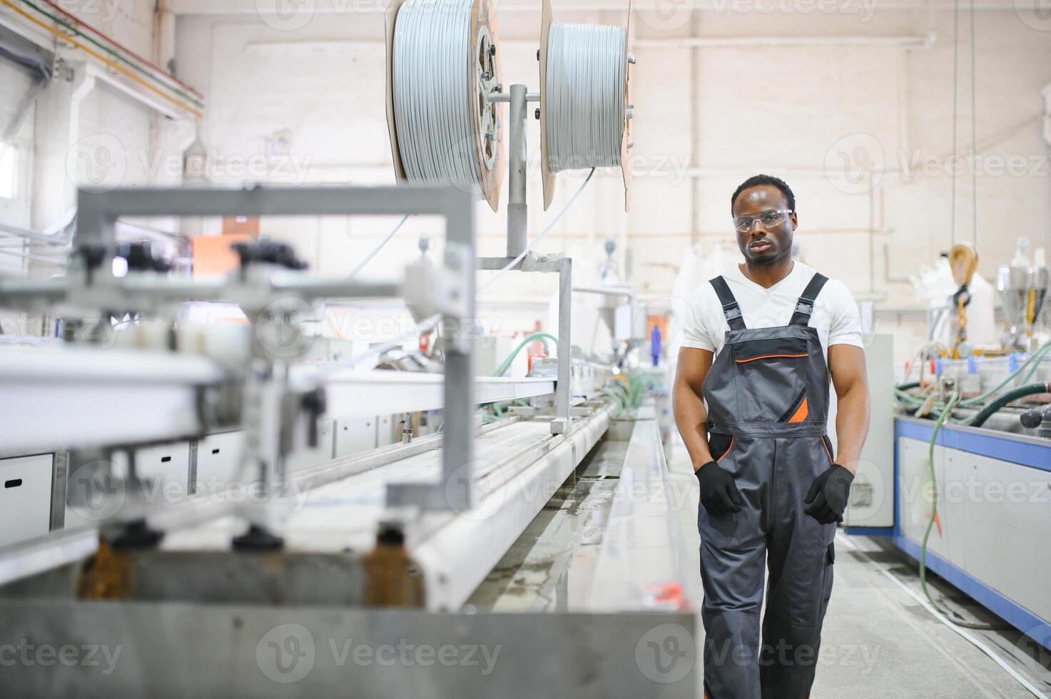 fabrik för aluminium och PVC fönster och dörrar produktion. manuell arbetstagare montering PVC fönster och dörrar foto