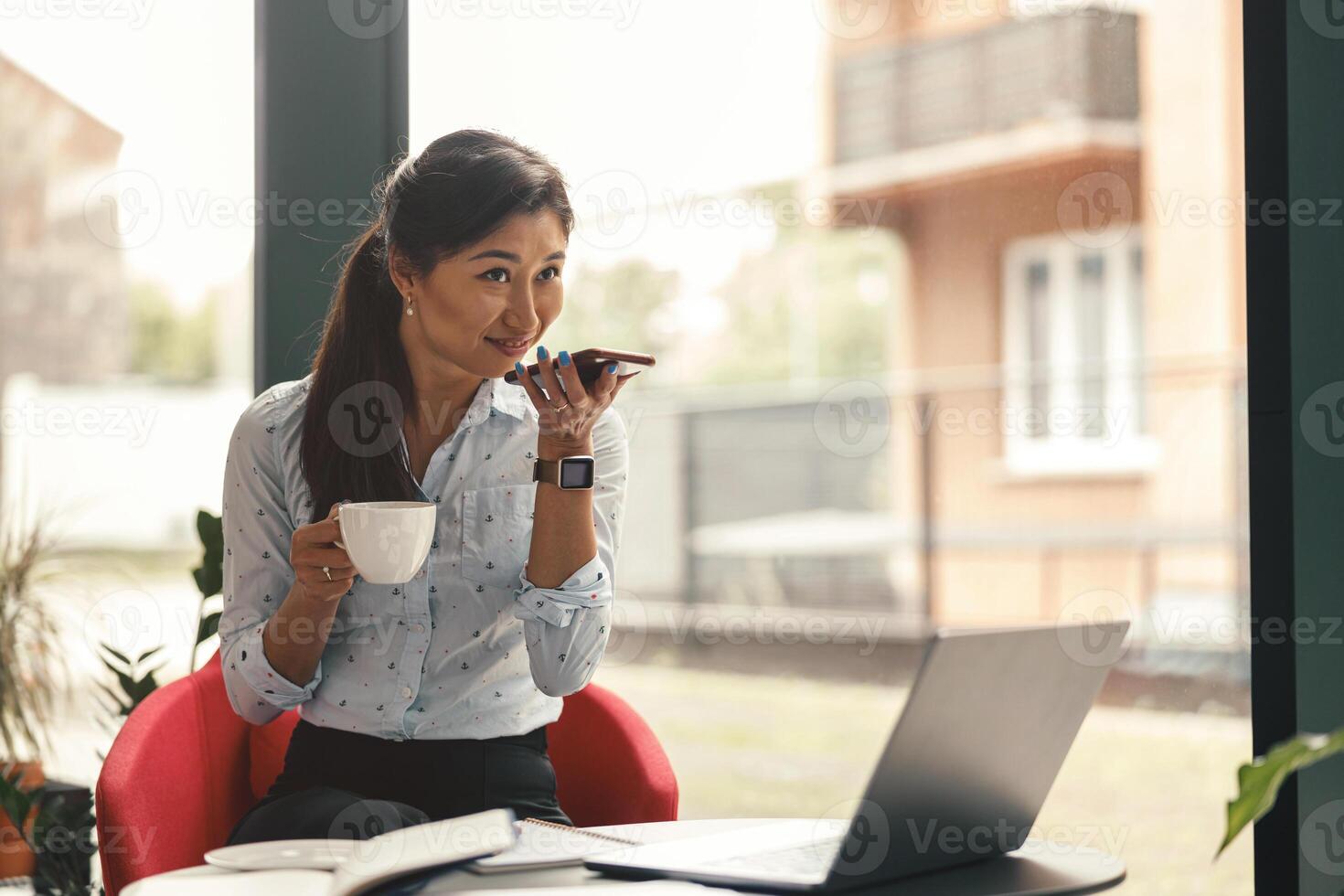 kvinna chef inspelning audio meddelande på mobil telefon under kaffe ha sönder i kontor foto