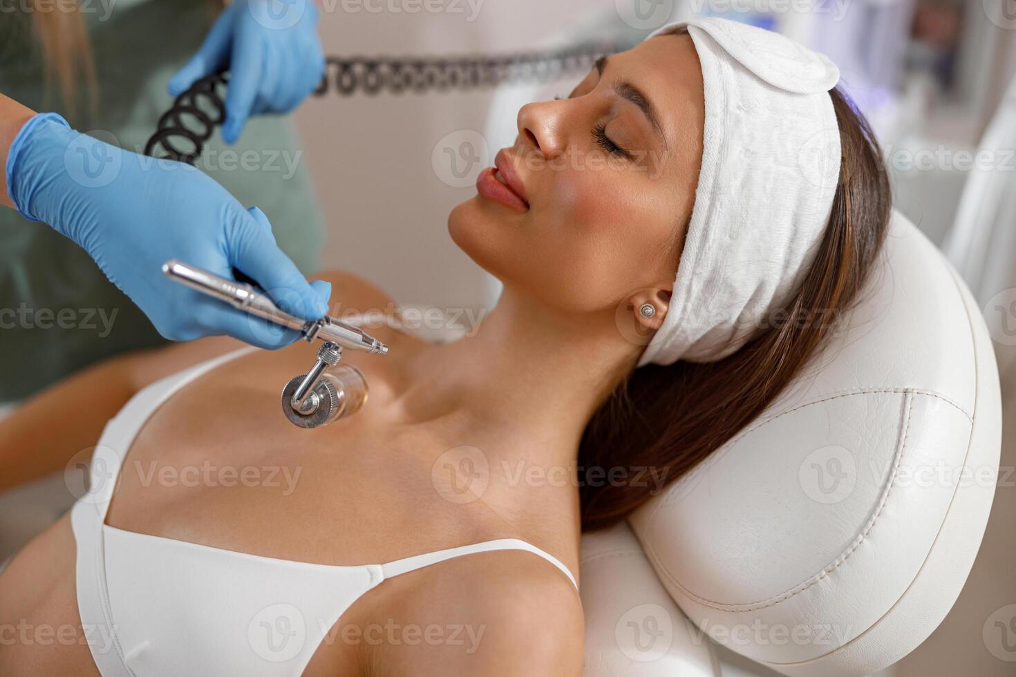 professionell kvinna kosmetolog prestera en procedur i en kosmetologi klinik foto