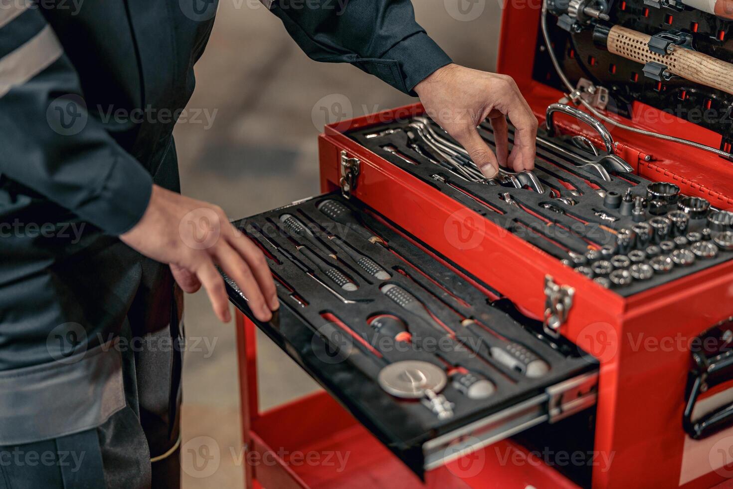 manlig mekaniker använder sig av verktyg låda i hangar foto