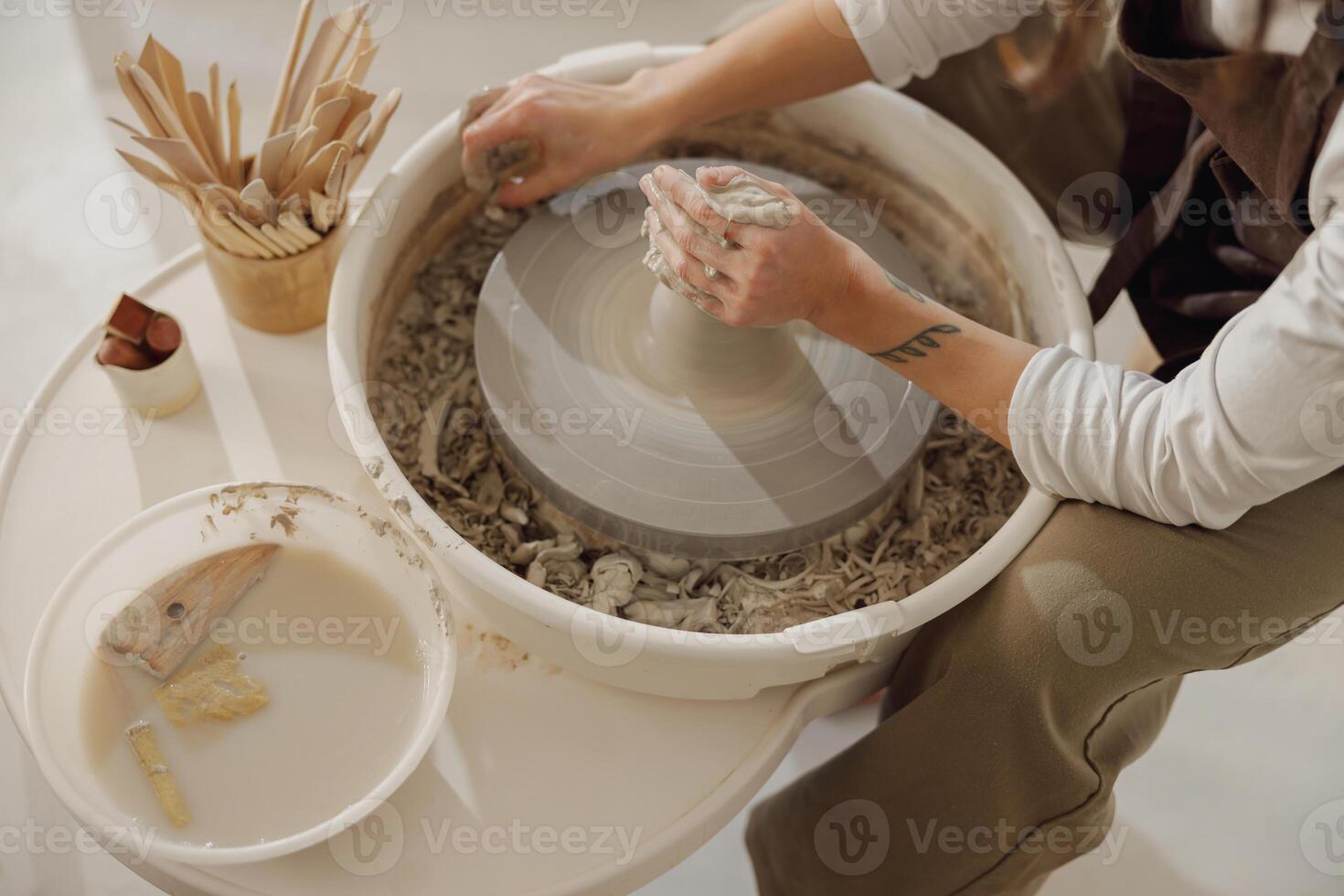 stänga upp av hantverkare händer formning lera skål i krukmakeri studio. krukmakeri konst och kreativitet foto