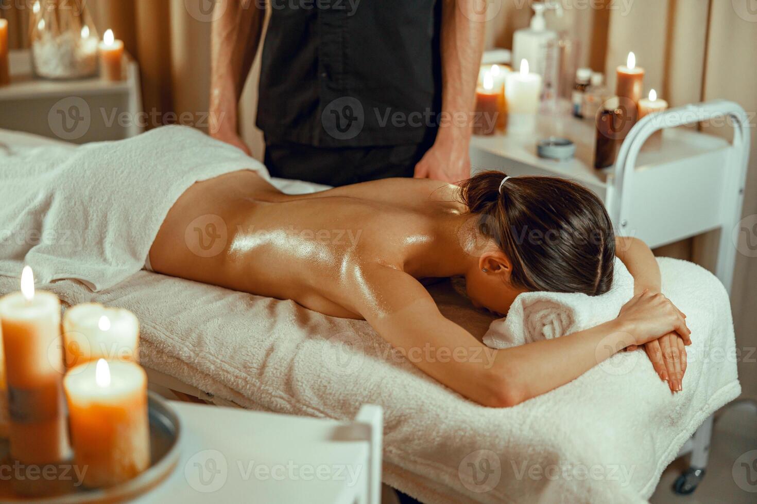 halv naken avslappnad kvinna redo för tillbaka massage på skönhet spa tillflykt foto