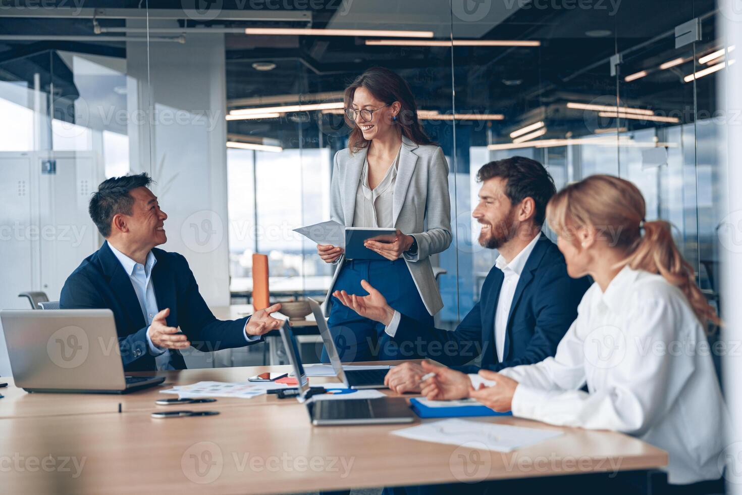 en grupp av företag människor partners under en uppsättning team möte i de modern kontor foto