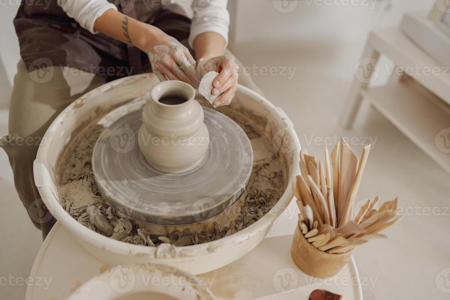 stänga upp av hantverkare händer formning lera skål i krukmakeri studio. krukmakeri konst och kreativitet foto