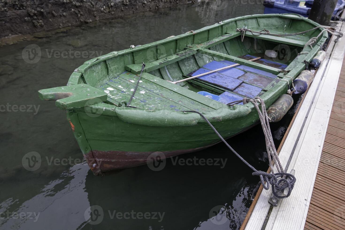 gammal trä- båt parkerad foto