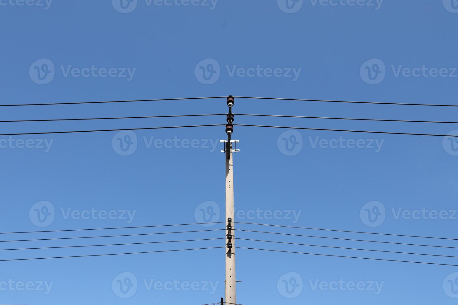 elektrisk Pol med blå himmel bakgrund foto