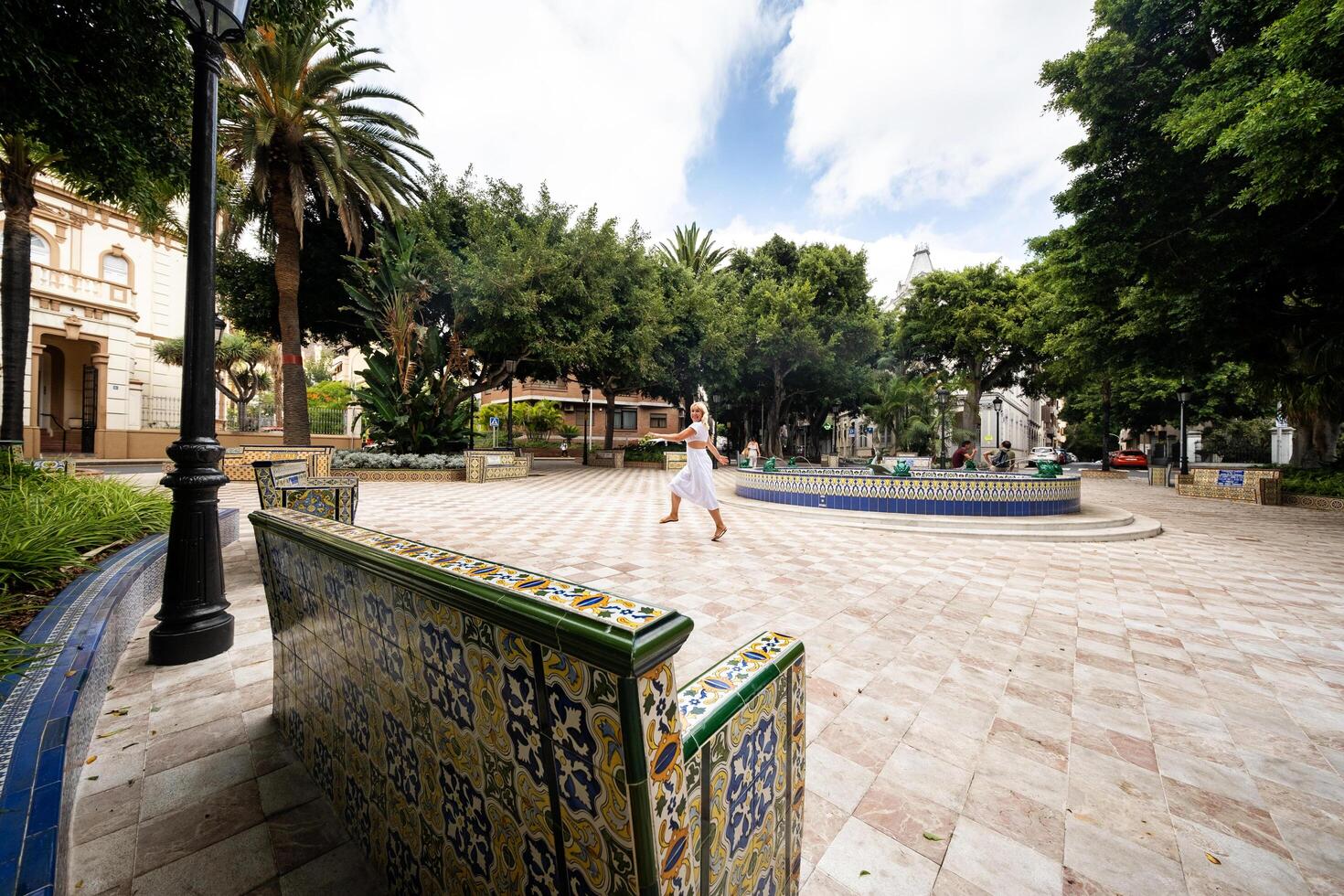 juli 30, 2019 teneriffa, kanariefågel öar, Spanien. färgrik bricka bänk i los patos fyrkant i santa cruz de tenerife foto