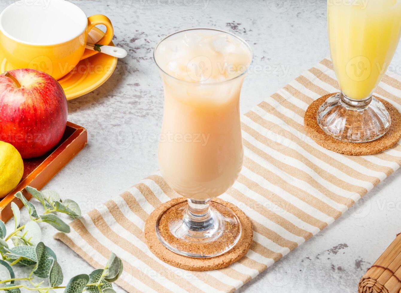 färsk grapefrukt en massa iced te i en glas burk på matta och vit bakgrund. färsk friska drycker begrepp foto