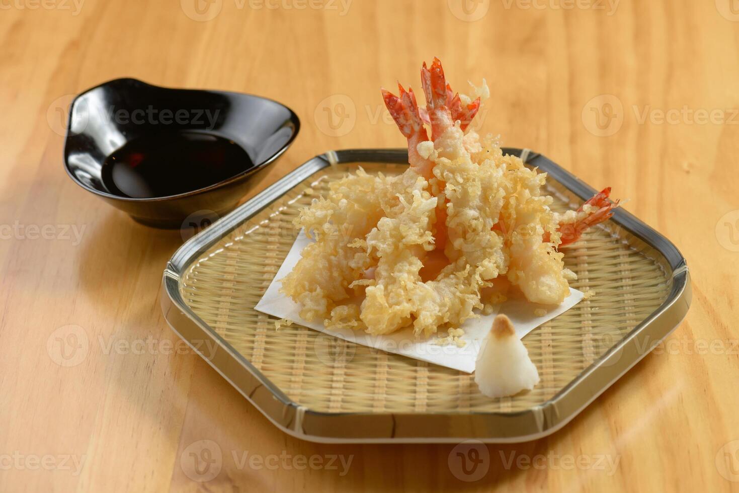 japansk mat djup friterad eBI tempura räka i en bricka med chili sås på trä- bakgrund topp se foto