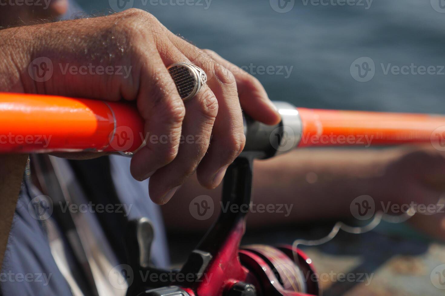 fiskare med stång, spinning rulle , foto