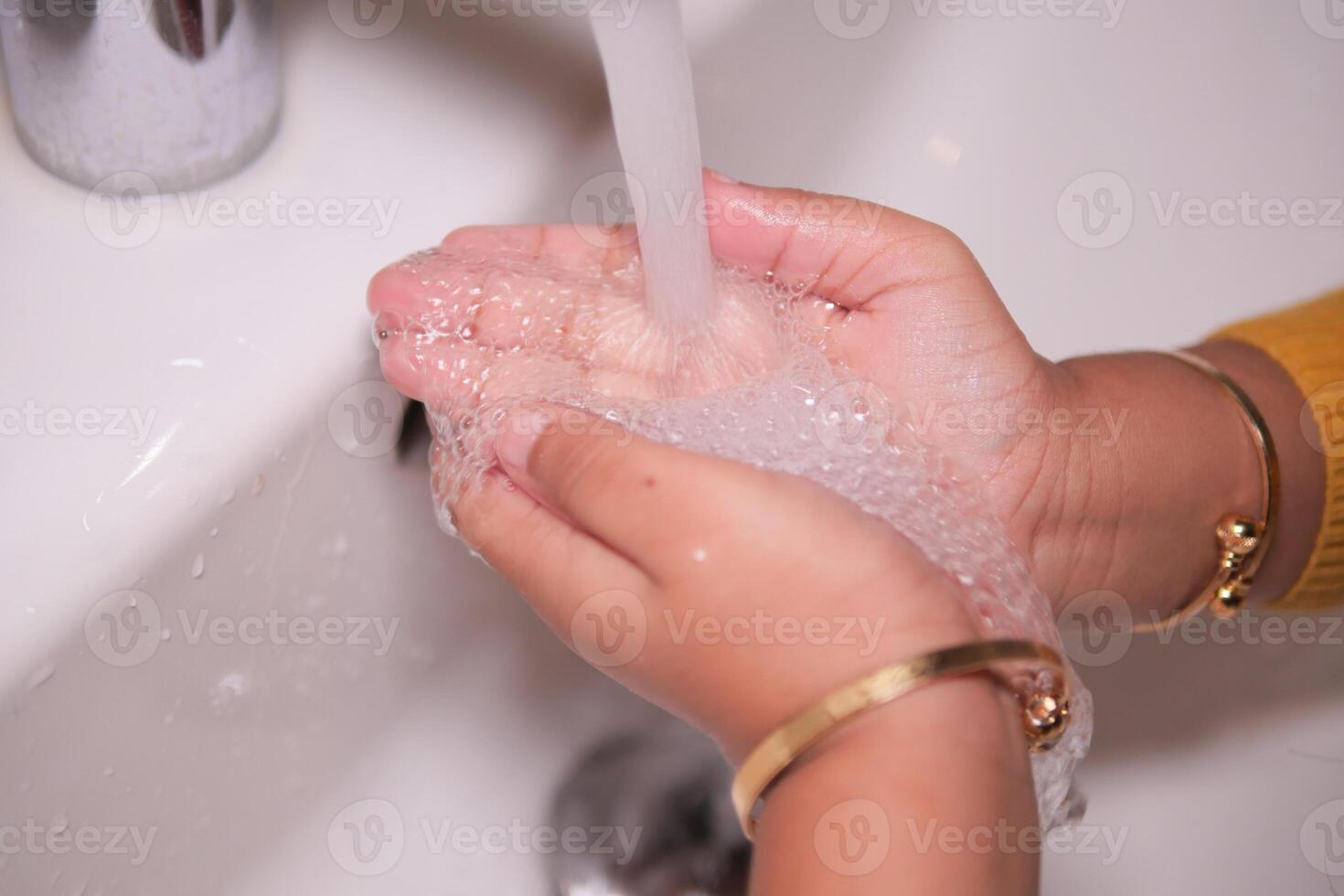 barn tvättning händer med tvål foto