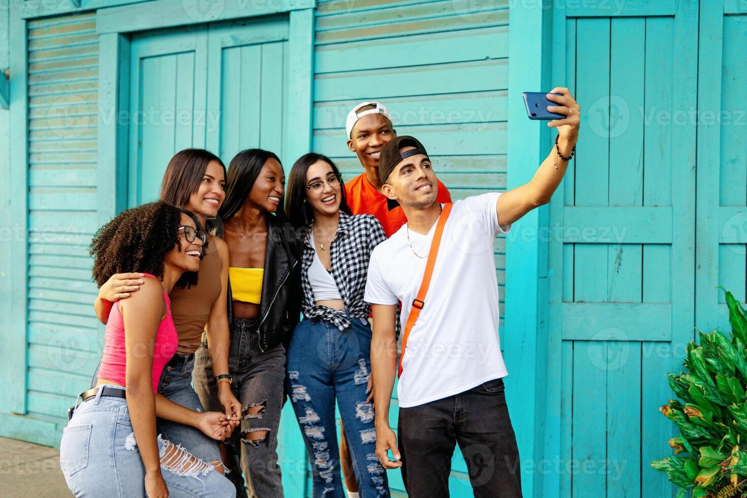 stor grupp av glad ung vänner tar selfie porträtt. Lycklig människor ser på de kamera leende. begrepp av gemenskap, ungdom livsstil och vänskap. foto