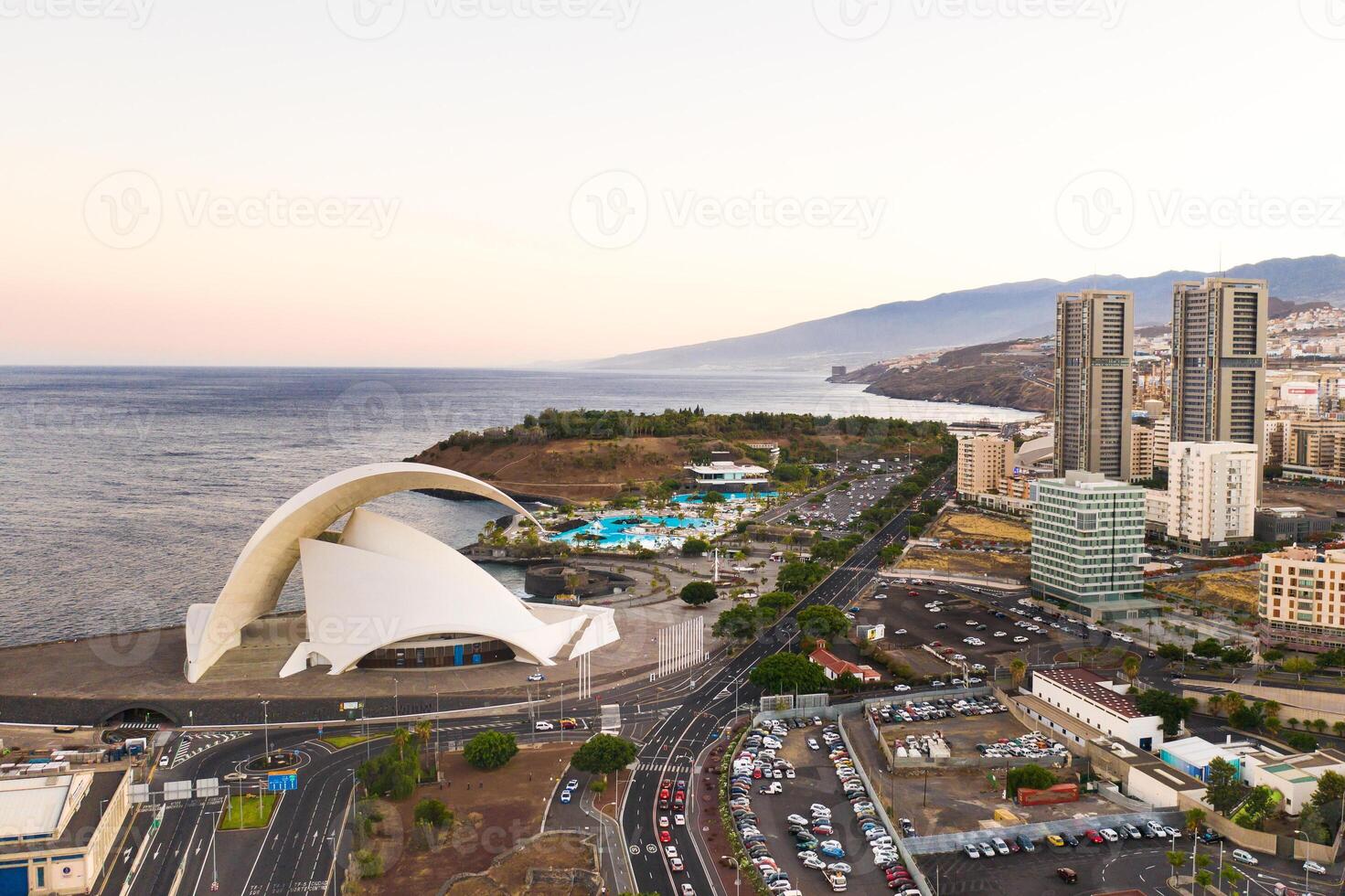 se från de höjd av de huvudstad av tenerife santa cruz de teneriffa. kanariefågel öar, Spanien foto