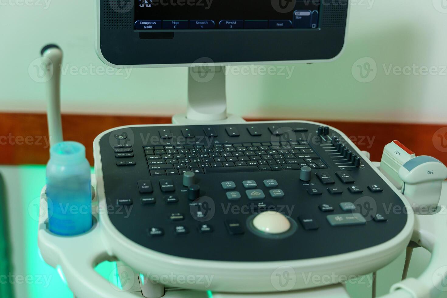 medicinsk Utrustning ultraljud läser in. diagnos. fokus på tangentbord. foto