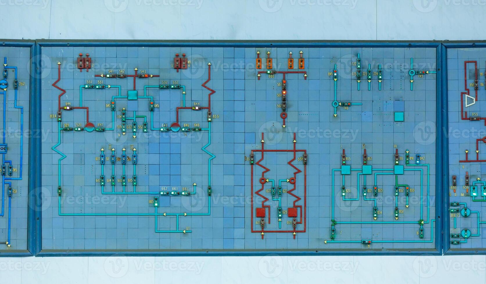elektrisk automatisering schema på en vit vägg bakgrund. kontrollera panel av de kärn kraft växt foto