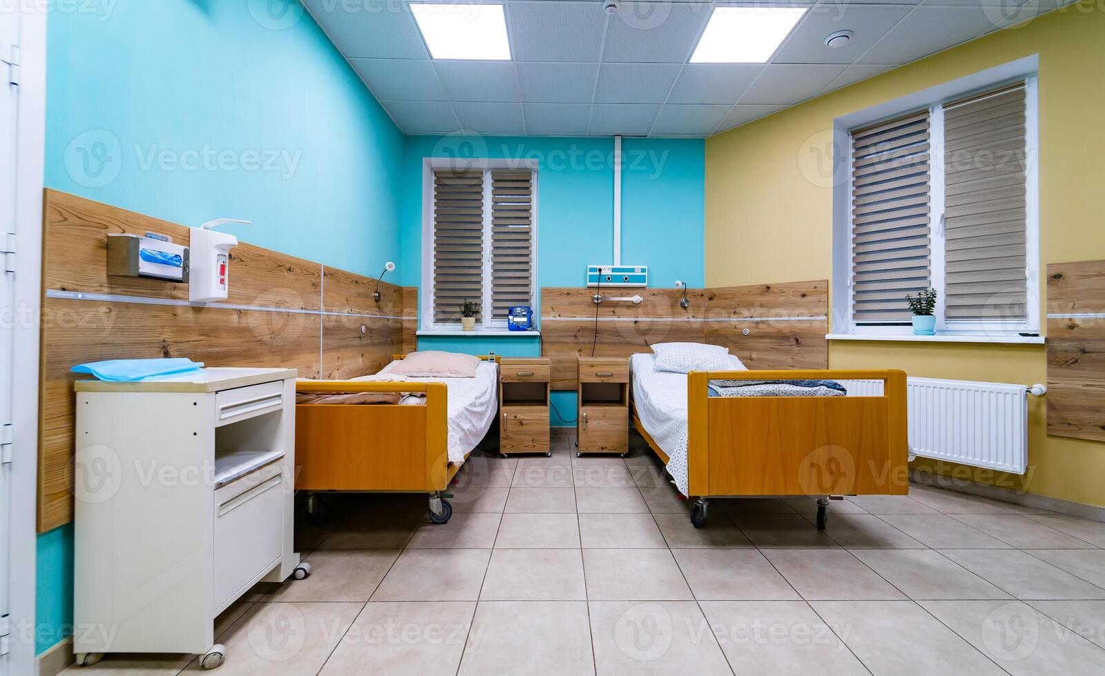 sjukhus rum för patienter. två sängar rum i modern sjukhus. foto