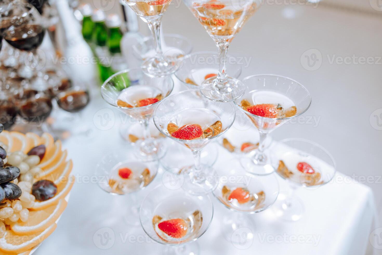 en stå för en champagne glas på en bröllop. glasögon för alkoholhaltig drycker i främre av de ingång till de bankett hall. alkohol. champagne. firande. foto