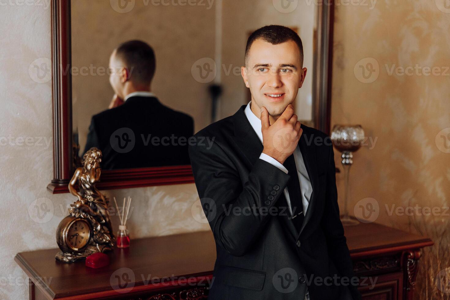 porträtt av leende framgångsrik caucasian man i formell kostym, Framställ i rum, Lycklig ung manlig chef eller vd ser på kamera, som visar förtroende och styrka, ledarskap begrepp foto
