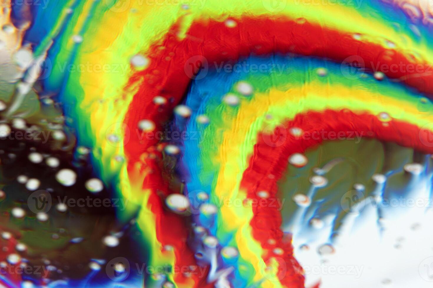 optisk abstrakt bakgrund av regnbåge tyg med kinks och ljus effekter i vatten droppar. foto