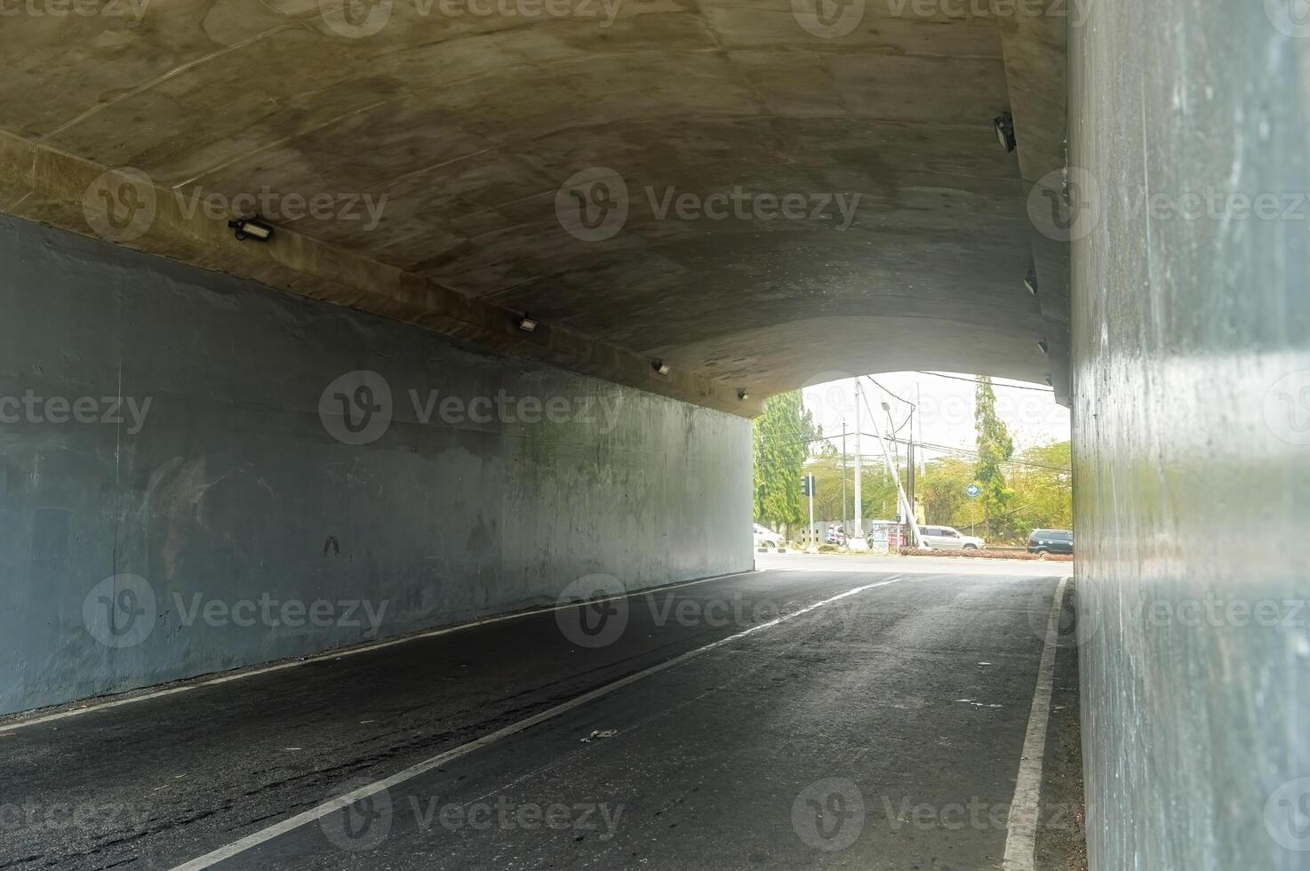 en tyst tunnel tunnel väg med Nej fordon godkänd förbi under de dag foto