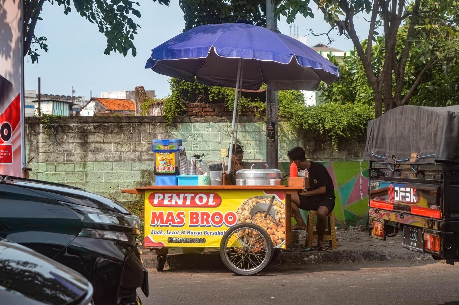 vagn av en gata Säljare försäljning gata mat pentol i surabaya, Indonesien, 17 november 2023. foto