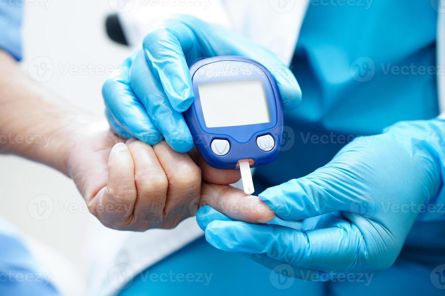 asiatisk läkare använder sig av digital glukos meter för kolla upp prov blod socker nivå till behandling diabetes. foto