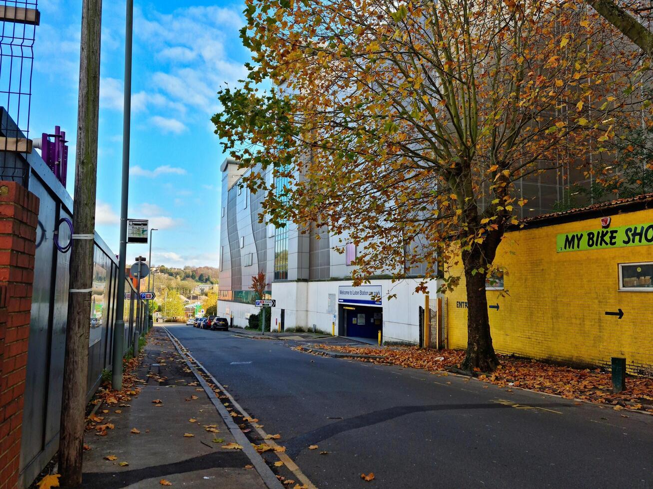 mest skön låg vinkel se av central väst croydon London stad av England Storbritannien under molnig och regnig dag. november 20:e, 2023 foto