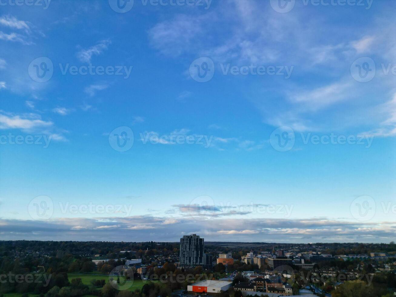 skön hög vinkel se av himmel och dramatiska moln över central hemel hampstead stad av England bra Storbritannien. november 5:e, 2023 foto