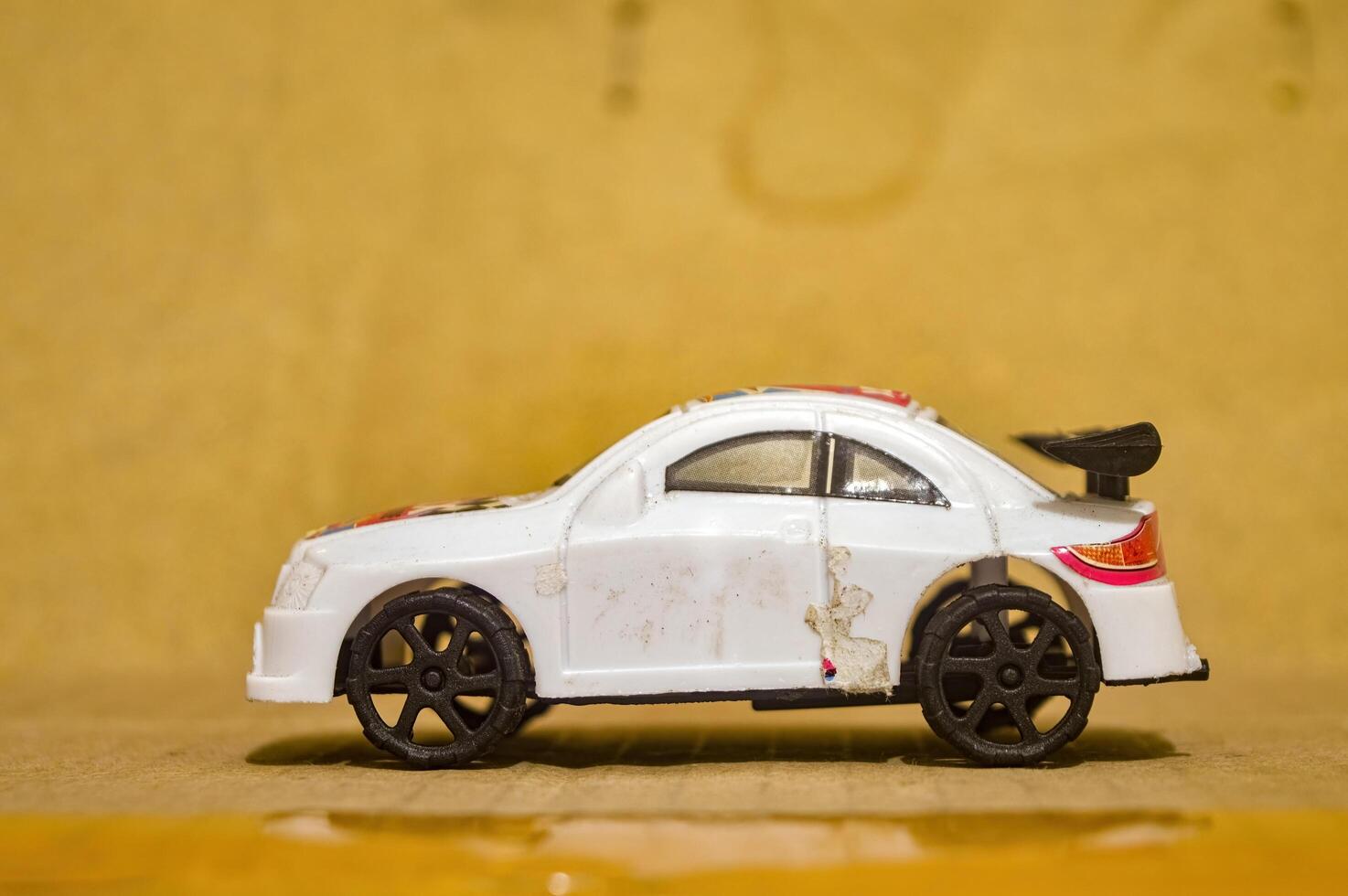 en små vit plast leksak bil foto