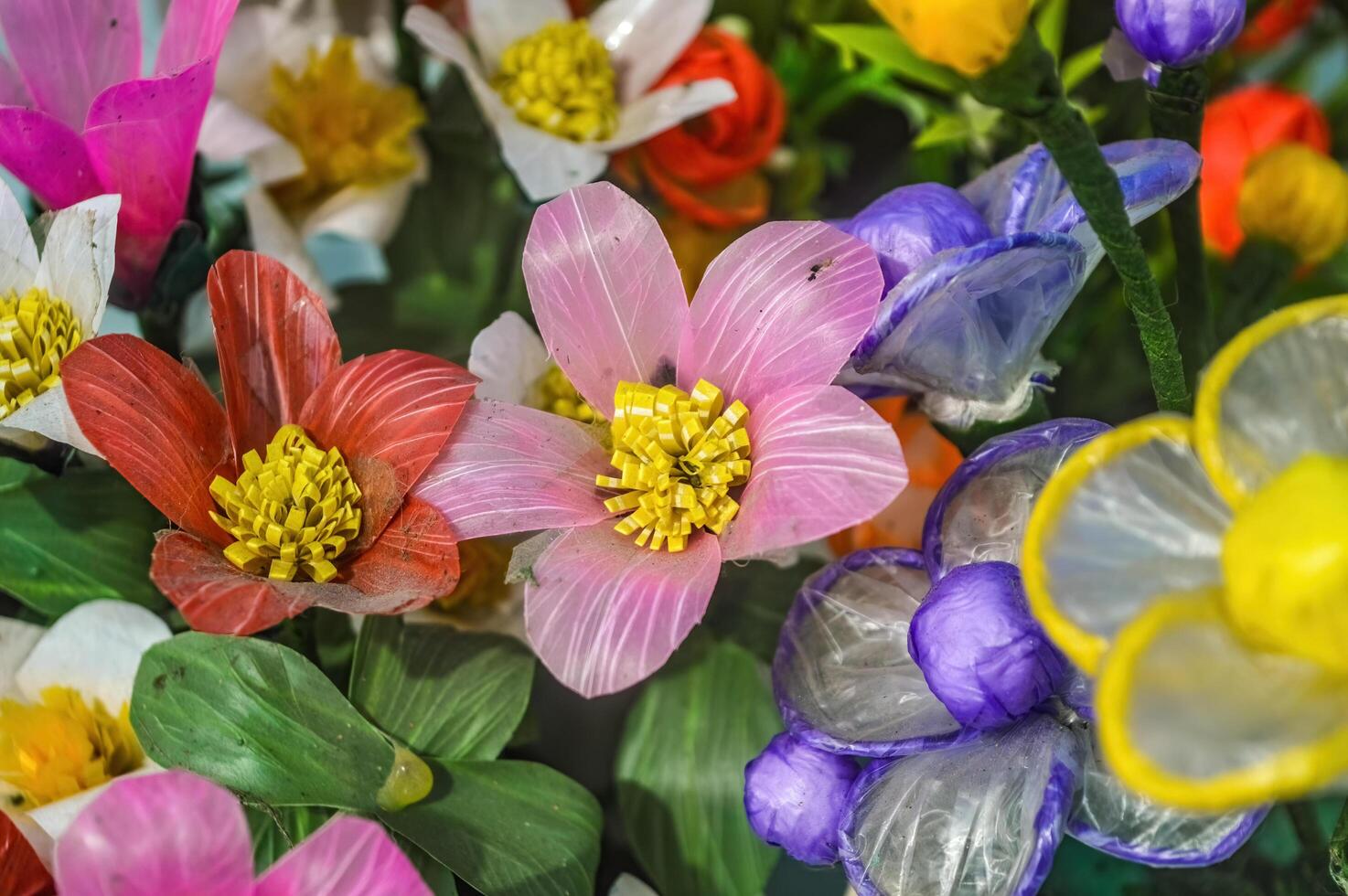 en lugg av färgrik plast blommor foto