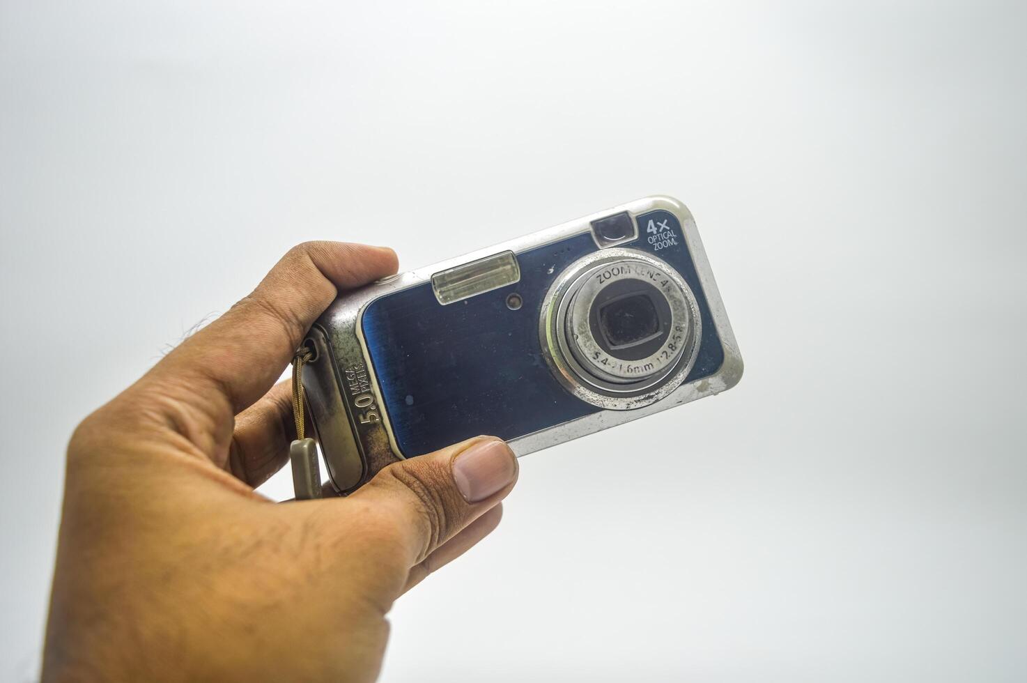 hand innehav ett gammal skola ficka kamera isolerat på vit bakgrund foto