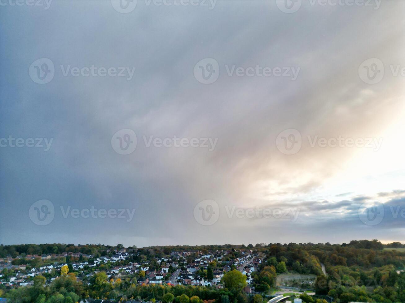 skön hög vinkel se av himmel och dramatiska moln över central hemel hampstead stad av England bra Storbritannien. november 5:e, 2023 foto