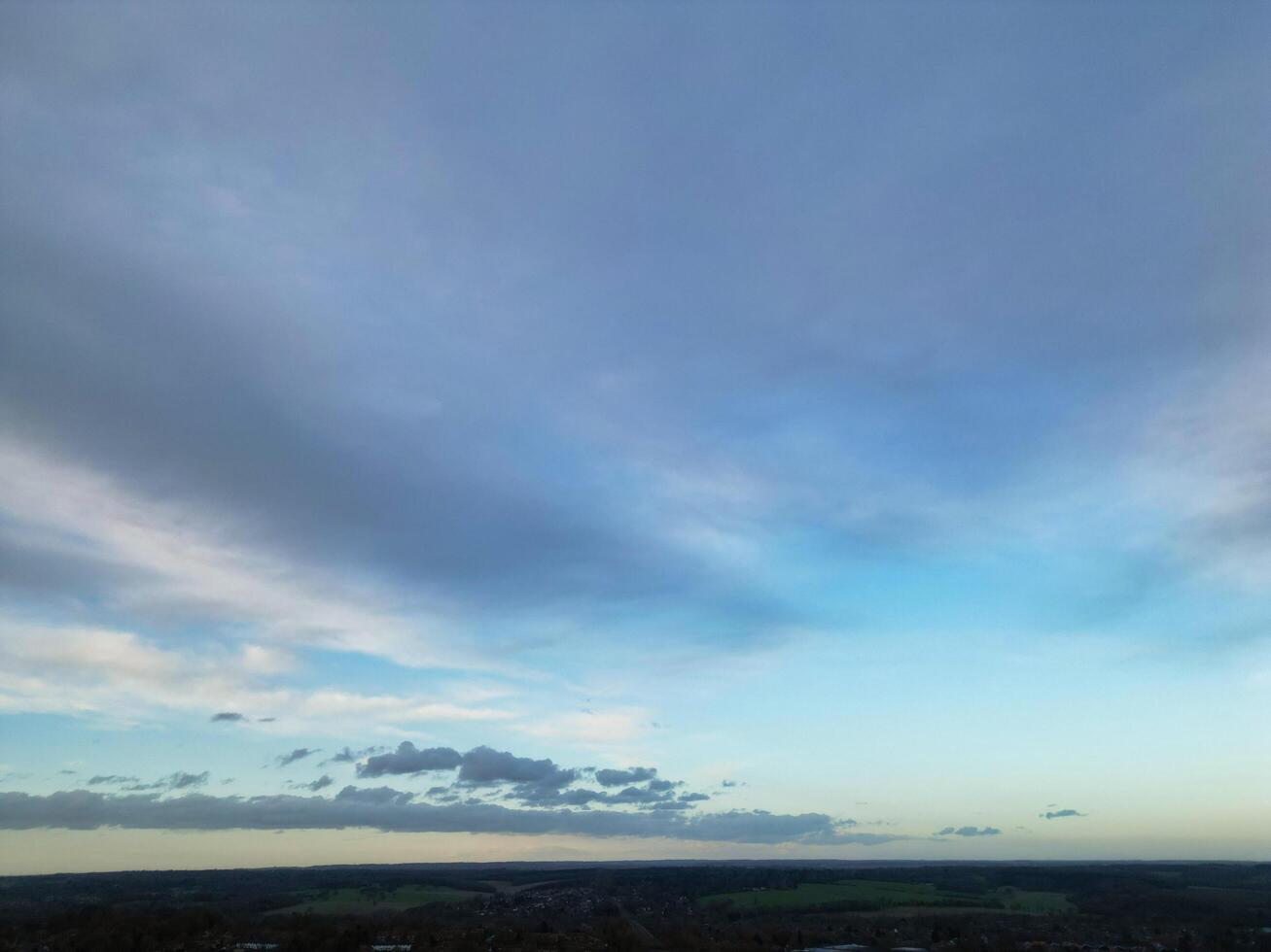 himmel och moln över welwyn trädgård stad av England Storbritannien. Mars 1:a, 2024 foto