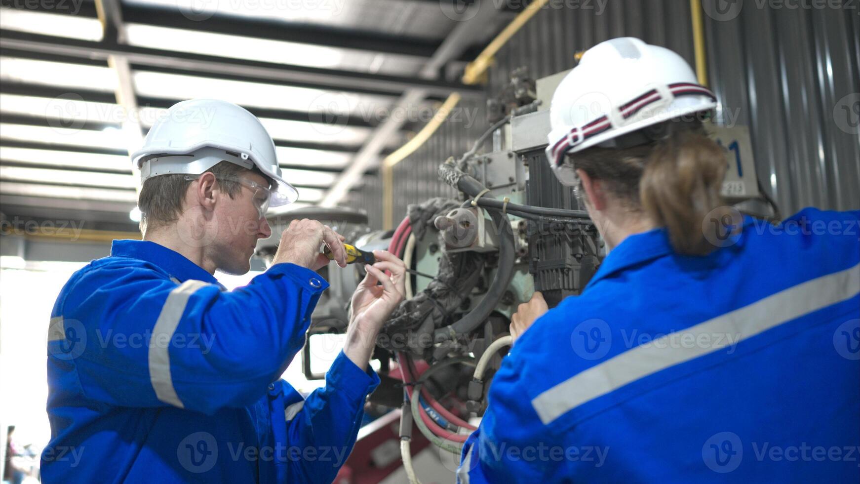 både av ingenjörer arbetssätt tillsammans i en robot ärm fabrik, robot ärm industri och teknik begrepp. foto