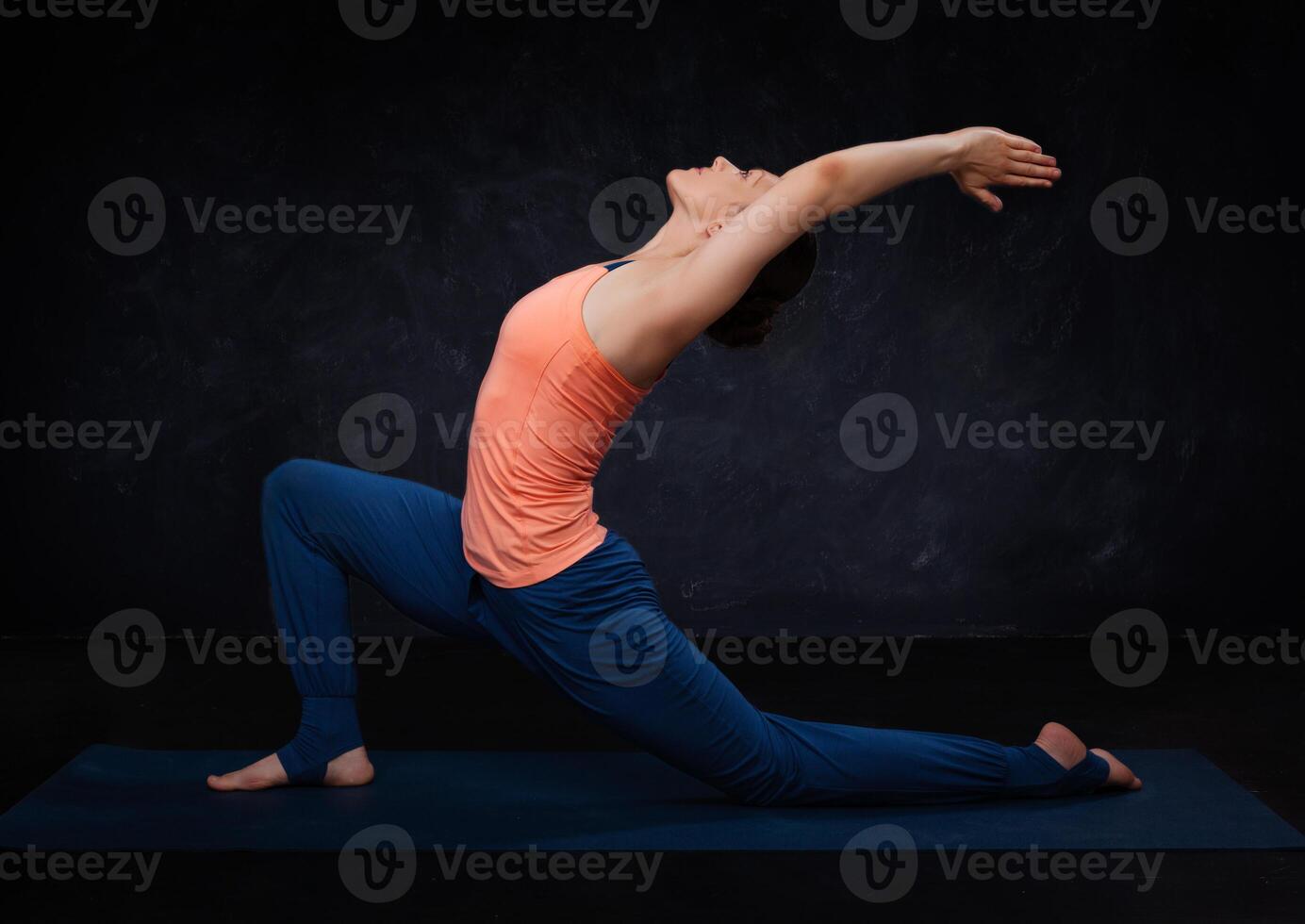 passa yogini kvinna praxis yoga asana anjaneyasana foto