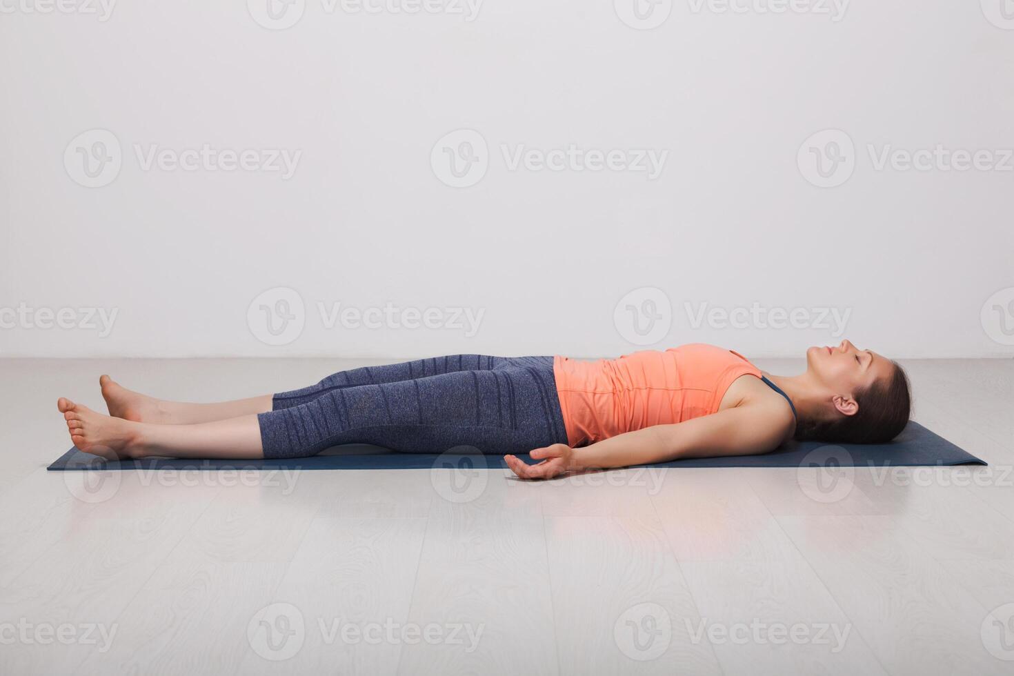 skön sportig passa yogi flicka slappnar av i yoga asana savasana foto