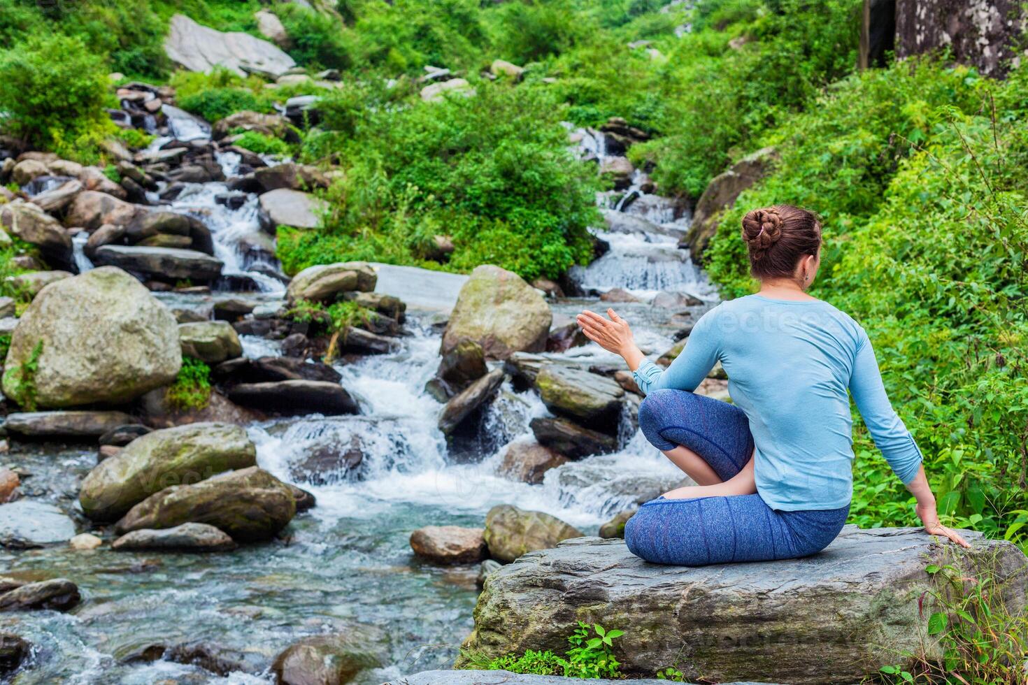 kvinna håller på med ashtanga vinyasa yoga asana marichyasana d foto