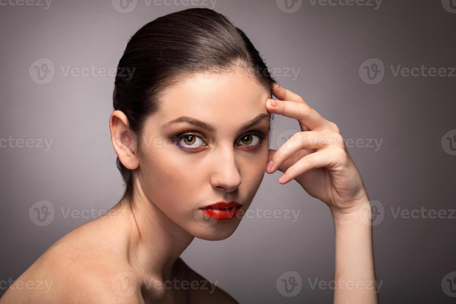 porträtt av vacker ung kvinna med frisk ren hud foto