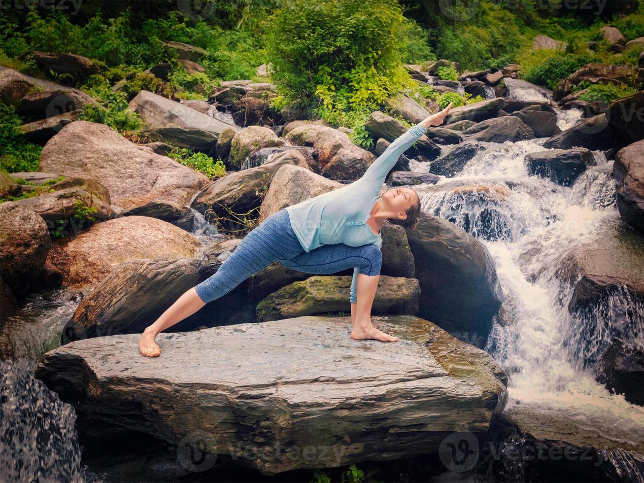 kvinna praxis yoga asana utthita parsvakonasana utomhus foto