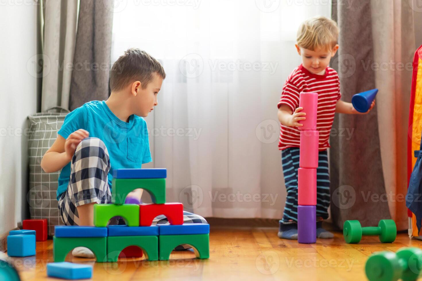 söt liten barn spelar med färgrik plast leksaker eller block foto