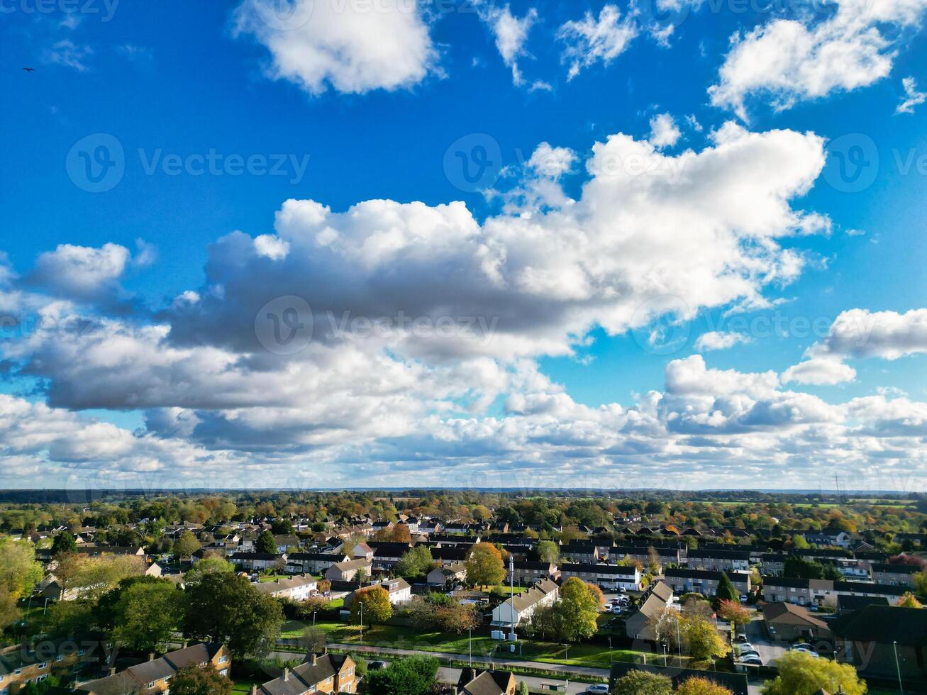 skön hög vinkel se av himmel och dramatiska moln över central hemel hampstead stad av England bra Storbritannien. november 5:e, 2023 foto