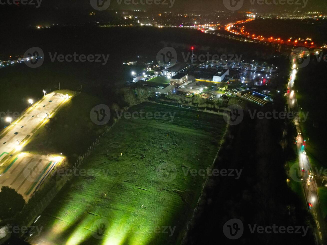 hög vinkel natt antal fot av upplyst central welwyn trädgård stad av England, förenad rike, Mars 1:a, 2024 foto