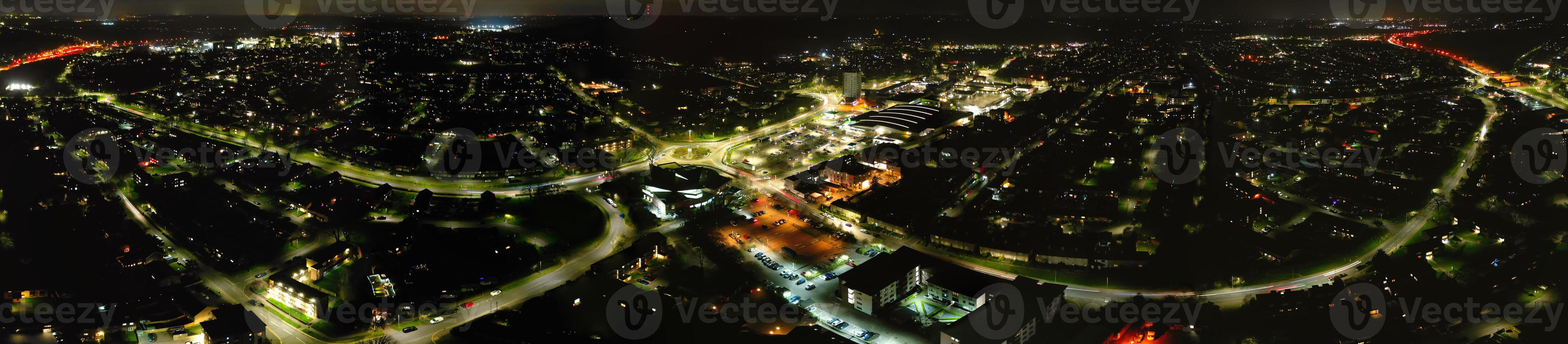 antenn panorama- se av upplyst central hattfält stad av England Storbritannien under natt. Mars 9:e, 2024 foto