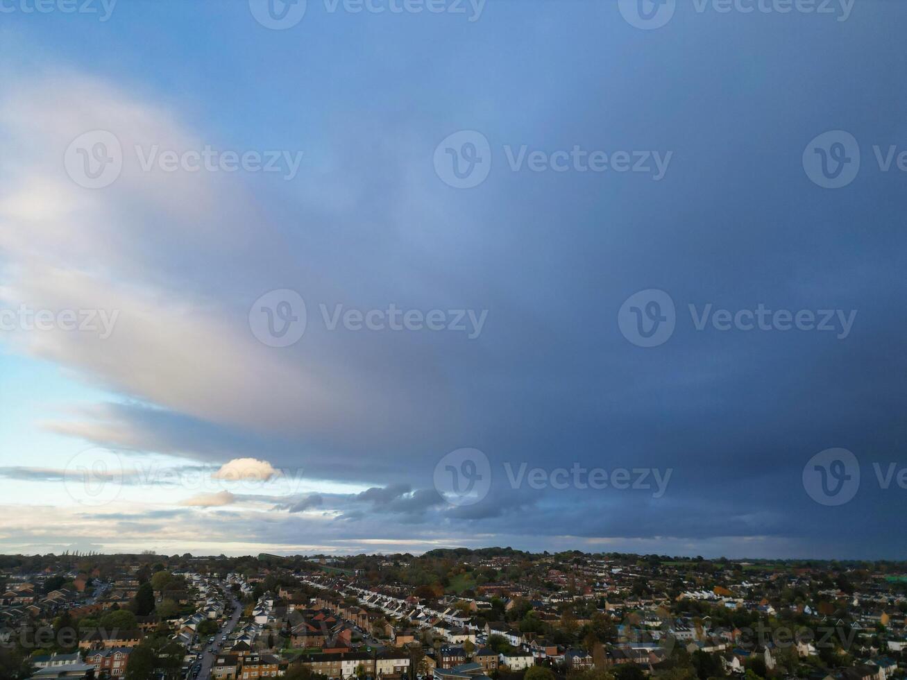 skön hög vinkel se av himmel och dramatiska moln över central hemel hampstead stad av England bra Storbritannien. november 5:e, 2023 foto