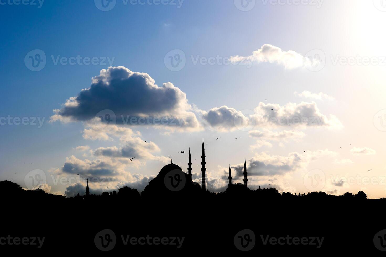 istanbul se. silhuett av suleymaniye moské på solnedgång med delvis molnig himmel foto